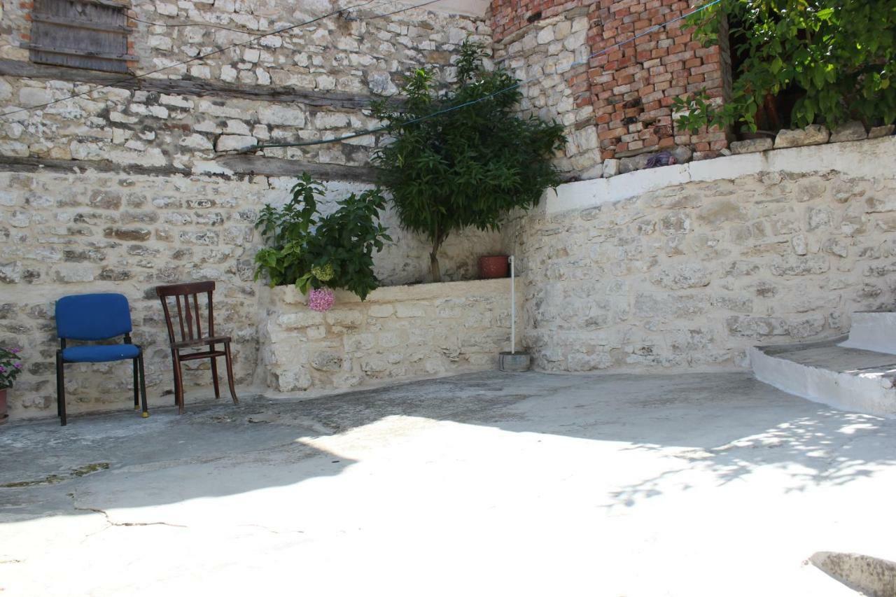 Guest House Toli Inside Berat Castle 外观 照片