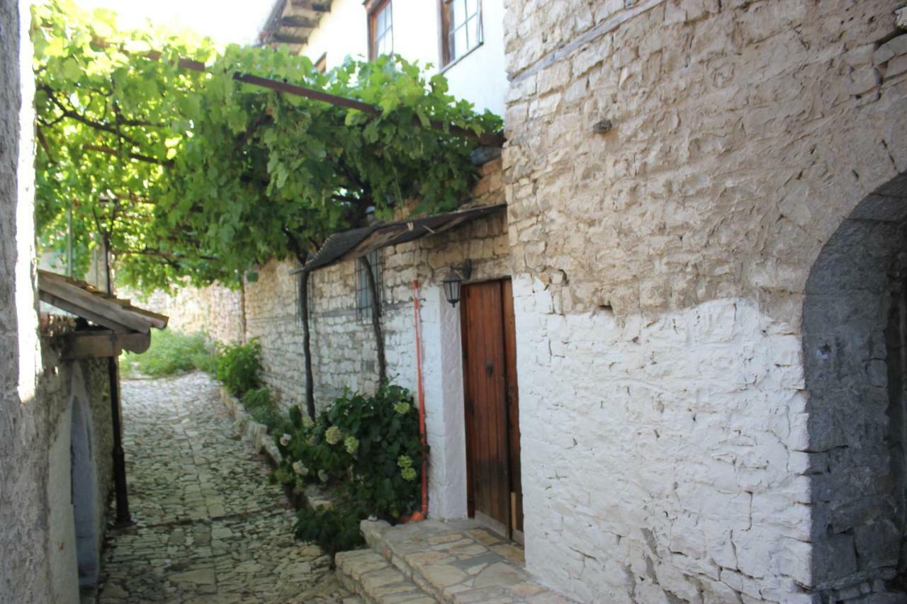 Guest House Toli Inside Berat Castle 外观 照片