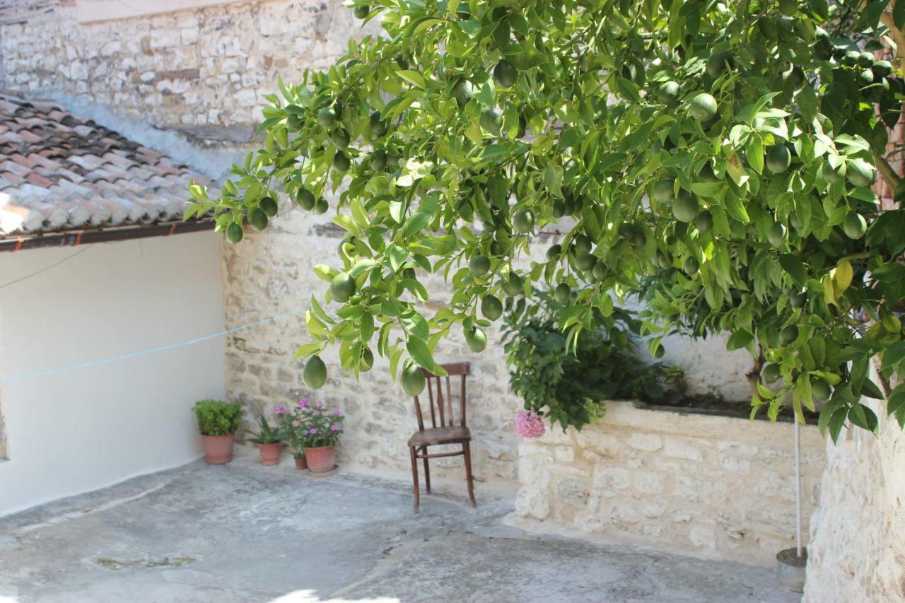 Guest House Toli Inside Berat Castle 外观 照片