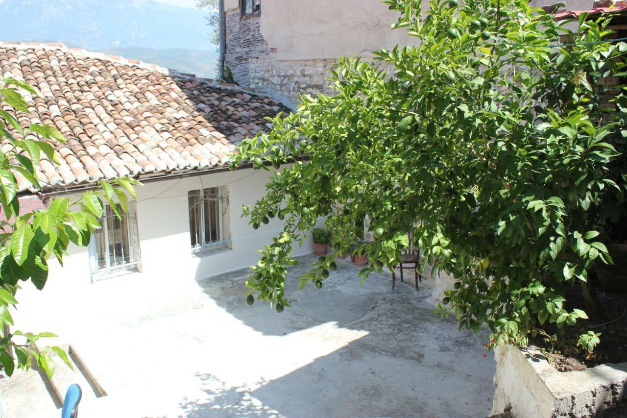 Guest House Toli Inside Berat Castle 外观 照片